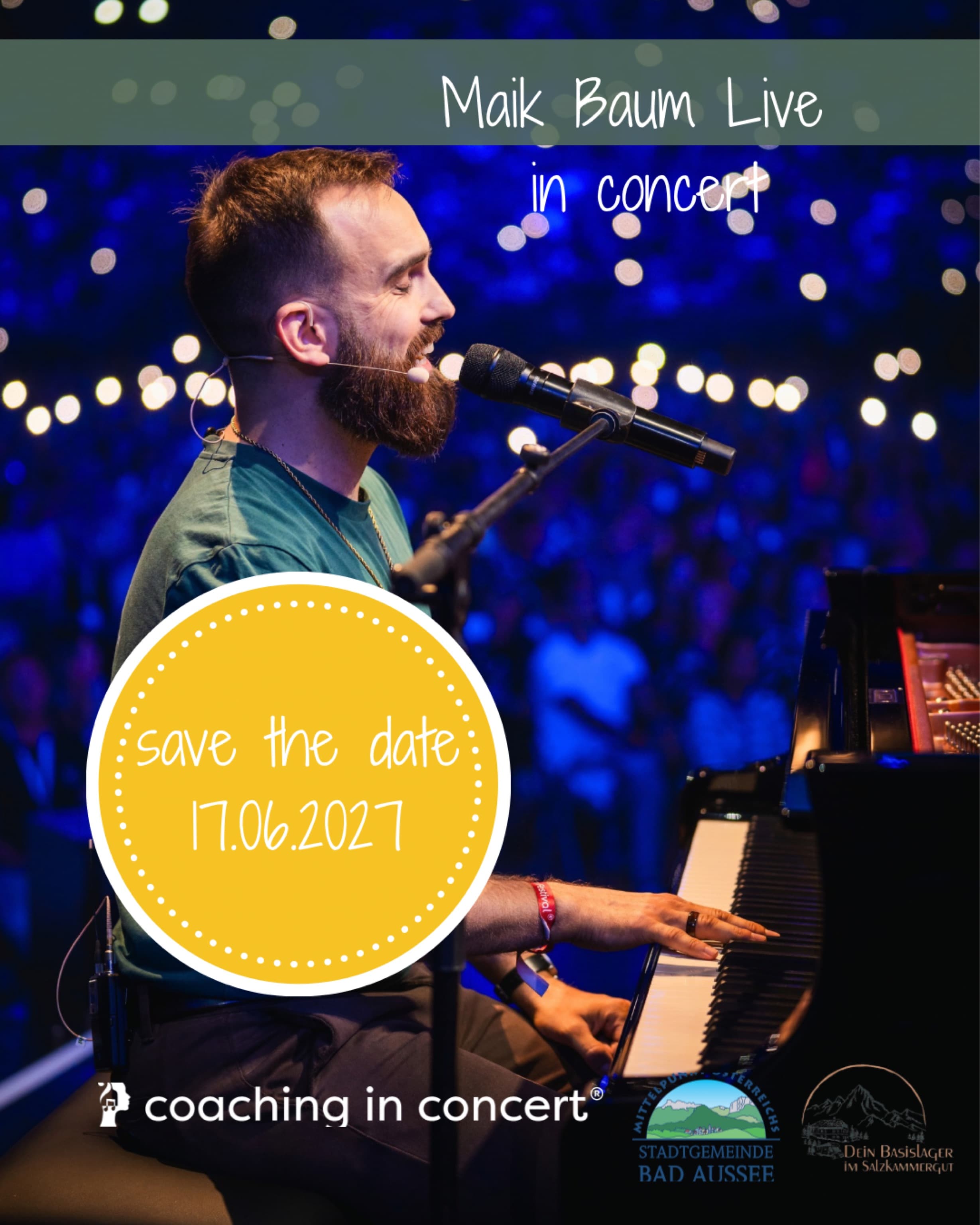 Maik Baum singt am Mikrofon und spielt Klavier bei einem Live-Konzert vor hellem Publikum.